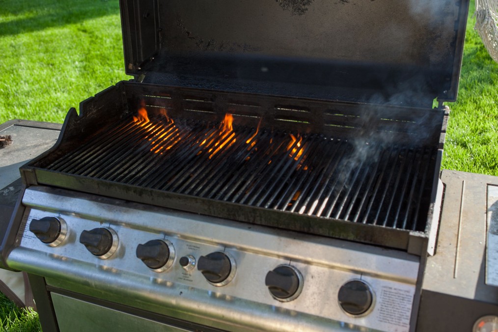 Does Your Gas Grill Flare Up Or Heat Unevenly Here S How To Clean It To Make It Like New Muslim Eater